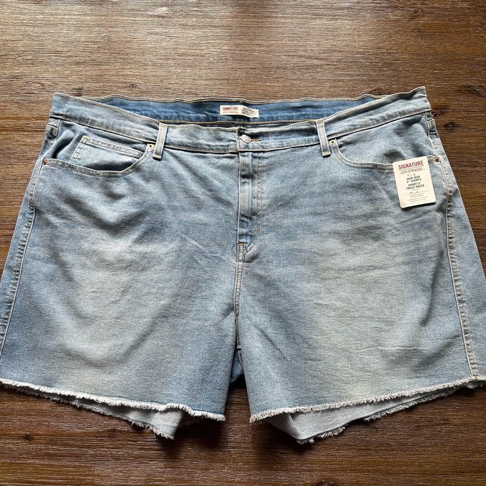 NWT Signature by Levi Strauss Women's High Rise 5” Jean Shorts size 28W